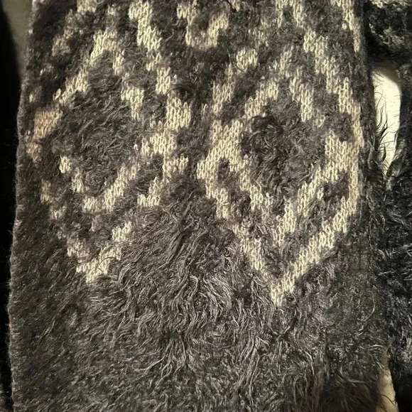 Eddie Bauer Women's Sz XL Fuzzy Gray Long Geometric Cardigan - Picture 3 of 5